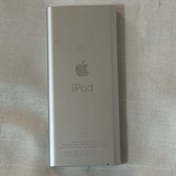 Apple iPod Mini 2GB Silver w Case & Charger Works